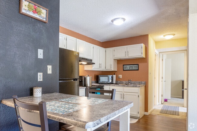 2BR, 1BA - 610 SF - Kitchen