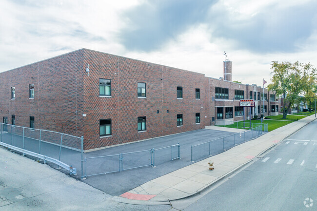 Irving Middle School has an overall grade of C- from Niche.com.