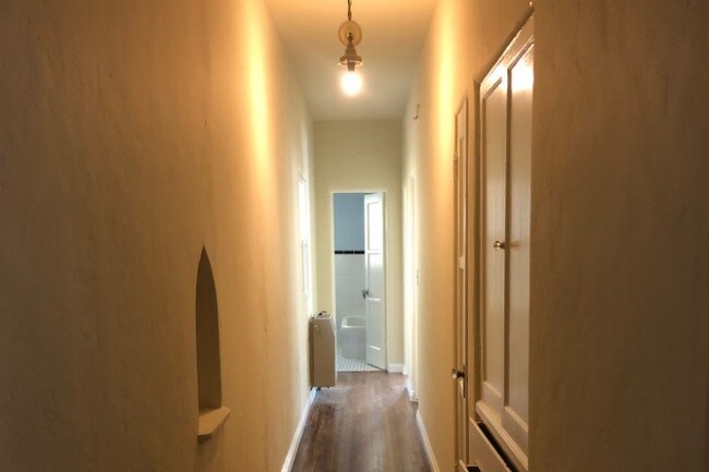 4235 Degnan Blvd unit Degnan, Los Angeles, CA 90008 - photo 3