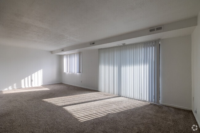 Carlyle Tower Apartments - Southfield, MI, Southfield, MI 48075 - photo 4