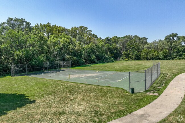 Swan Hillman Park near One By One offers tennis courts to the residents.