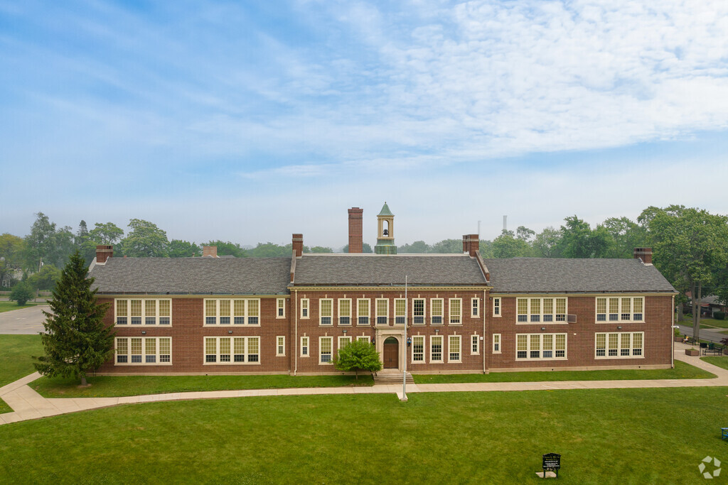 Maple Avenue Elementary School is located on 952 Maple Avenue in Niagara Falls, NY 14305.