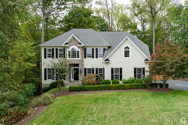 Large single-family Colonial Revival homes can be found along Cowan Boulevard.