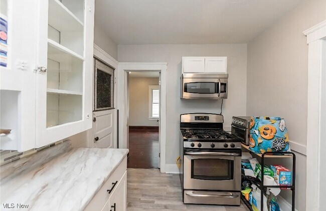 10310 Adelaide Ave unit 2 Upstairs, Cleveland, OH 44111 - photo 6