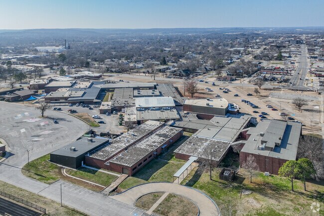 Sapulpa Junior High School serves students in grades 8 and 9.