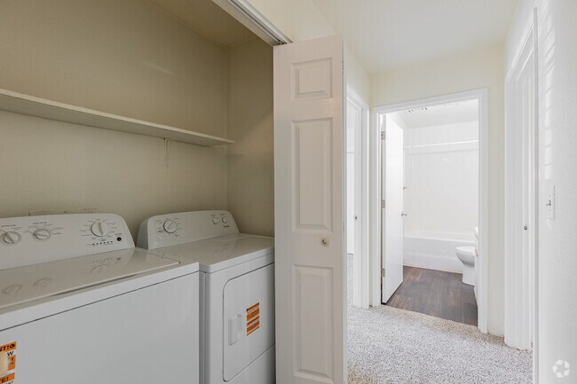 3BR, 2BA - 1,100SF - In-Unit Lauindrry