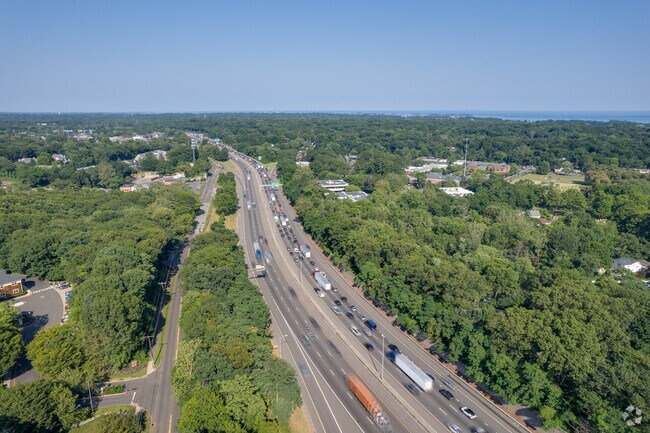 Interstate 95 runs through Darien and provides access to neighboring towns and cities.