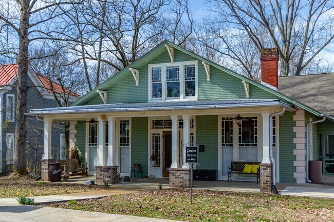 Historic homes that date back to the late 1800s and 1900s are spread throughout Pulaski.