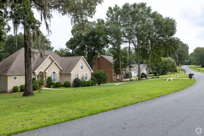 Tranquil streets and friendly faces define the essence of Lake Iamonia.