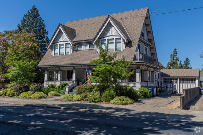 Fuller Park is home to some truly impressive architecture.