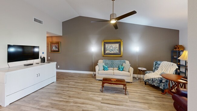 562 Andorra Cir NE unit N562, Saint Petersburg, FL 33703 - photo 2