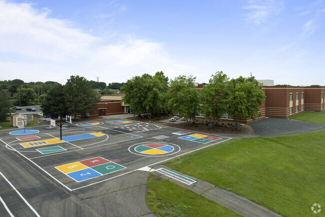 Glendale Elementary enrolls 16% economically disadvantaged students.