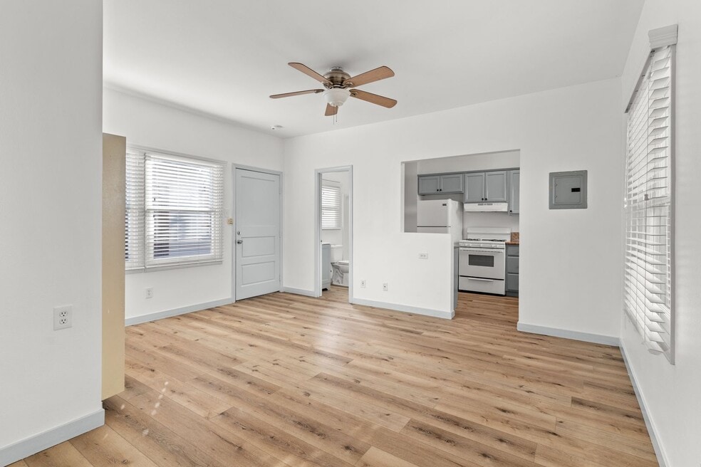 526 Magnolia Ave unit 11, Long Beach, CA 90802 - photo 1