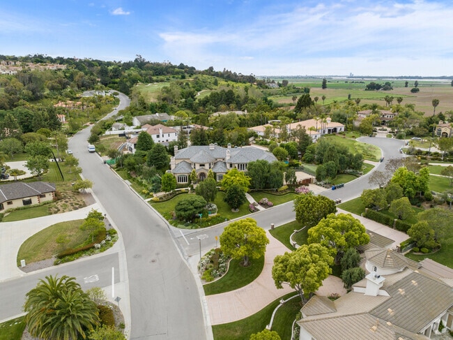 In Camarillo you can find large luxury estates.