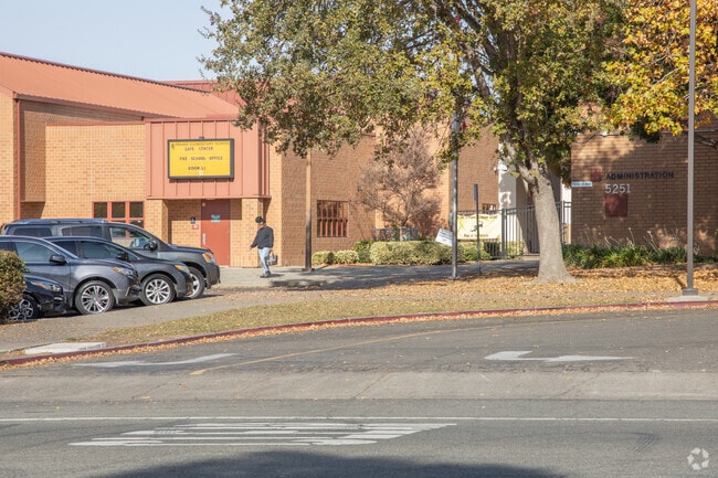 The student to teacher ratio at Prairie Elementary School is 25 to 1.