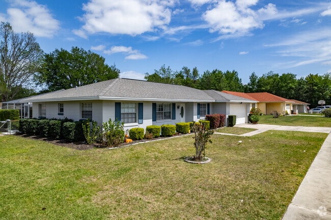 A beautiful row of stucco ranch style homes in Marion Oaks.