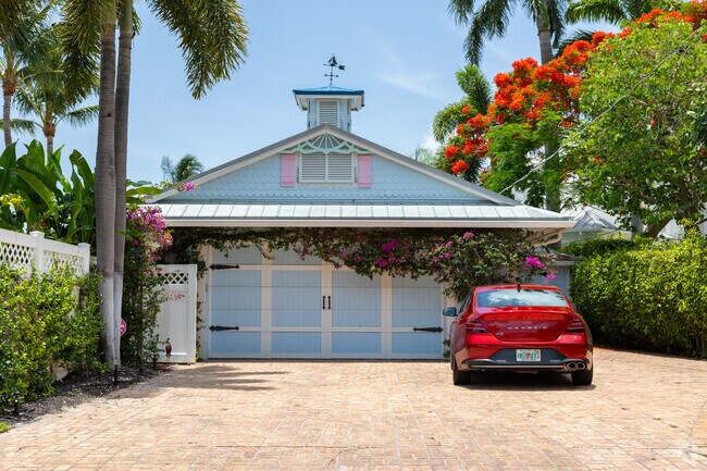 You will also find beautiful traditional family homes in South Palm Beach neighborhood.
