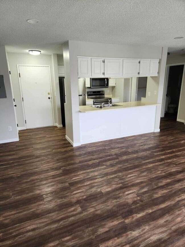 Village Green Apartments- 4532 Douglas, Des Moines, IA 50310 - photo 4