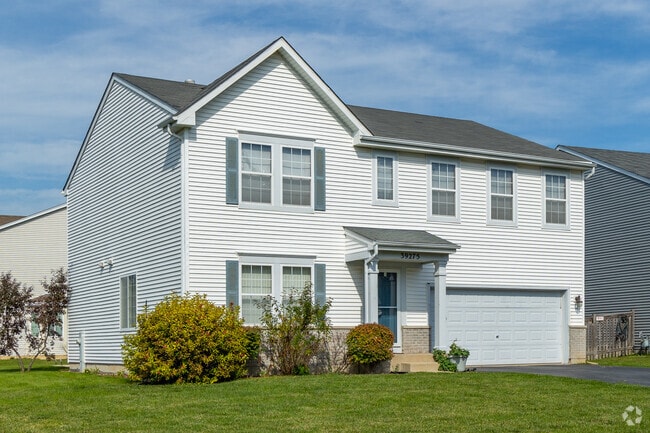 Single family houses in Heatherstone offer plenty of yard space.