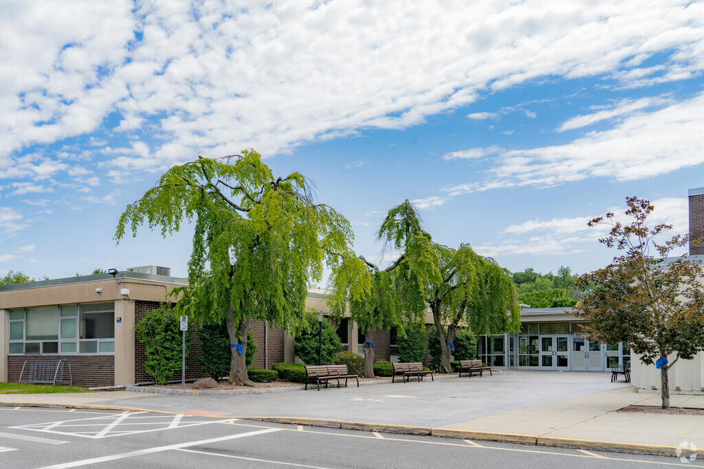 East Brook Middle School provides education from 5th-8th grade to students living in Paramus.