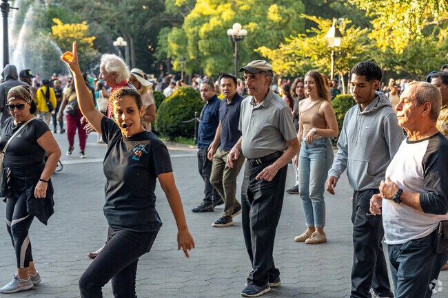 Salsa Social welcomes all who want to learn how to dance Salsa in Greenwich Village.