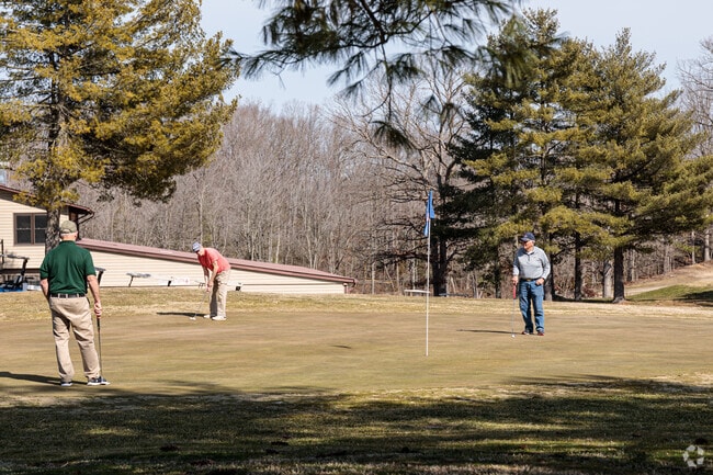 White Plains Regional Park Golf Course has Bermuda grass fairways and manicured greens.