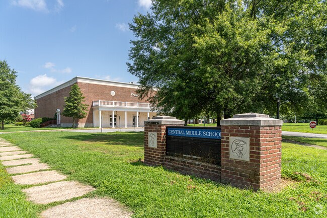 The student population of Central Middle School is 961 and the school serves 7-8.