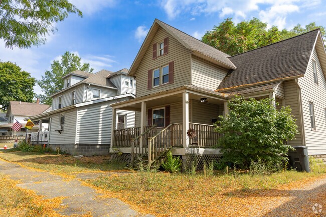 Lodi’s neighborhoods feature ranch-style and farmhouse architecture.