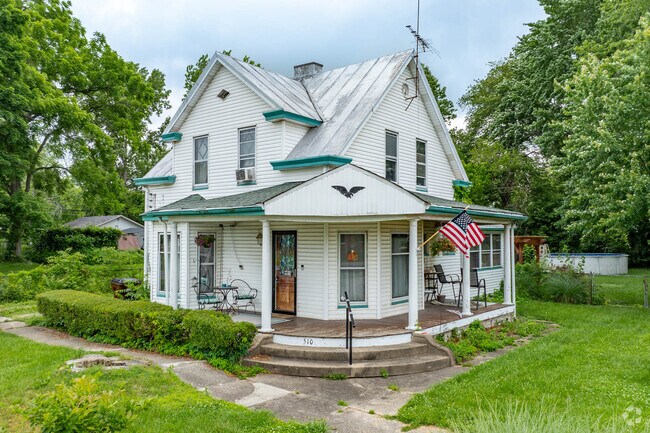 Homes in Felicity maintain beautiful historical architecture.