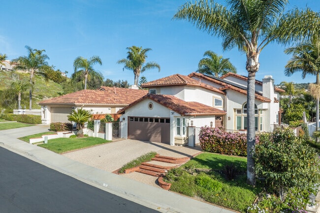 There are single-level or split-level homes in Rancho San Clemente, often as Mediterranean or Spanish-style.