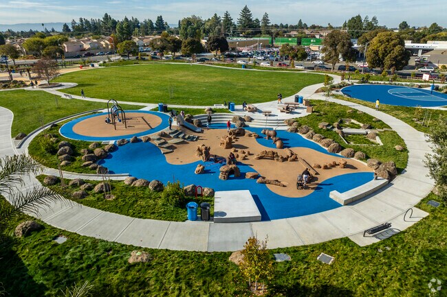 Dusterberry Neighborhood 
Park is 4-acres of modern park space downtown Fremont.