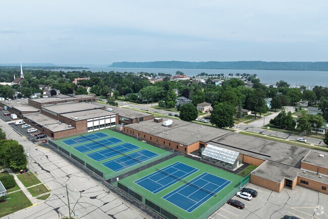 Lincoln Secondary School has 6 tennis courts on campus.
