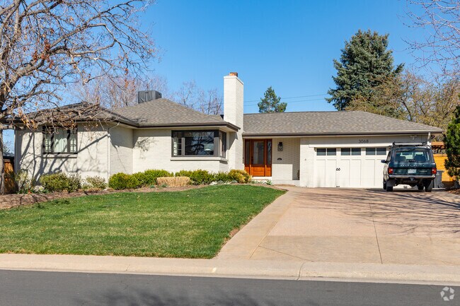 Modern ranch-style homes are common in Wellshire.
