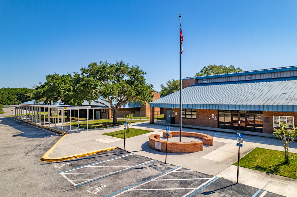 Eustis Middle School is a public school serves grades 6-8 in Lake County.
