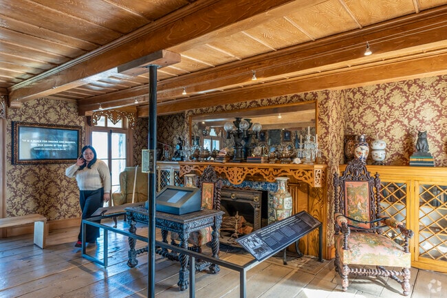 Rosebank has several house museums, including noted  street photographer Alice Austen's.