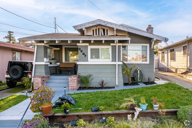 Tuxedo has a couple of gorgeous Craftsman homes scattered around the neighborhood.