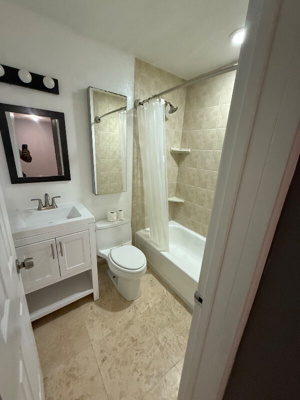 1351 Holly Heights Dr unit 2, Fort Lauderdale, FL 33304 - photo 2