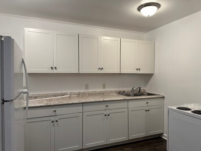 3214 Starlight Dr unit 3214-D, Winston Salem, NC 27107 - photo 3