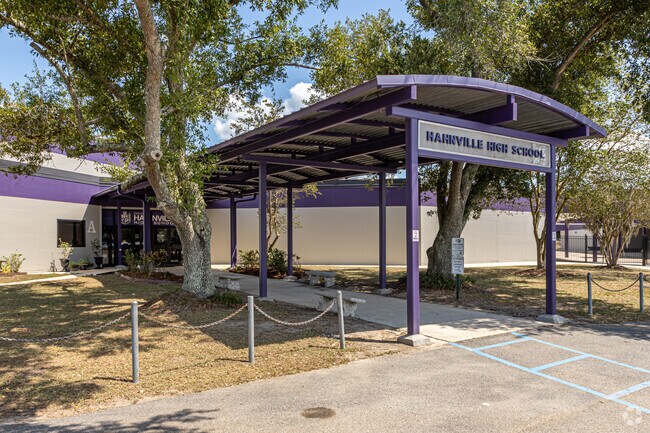 Hahnville High School provides a positive and motivating learning environment in Paradis\Boutte.