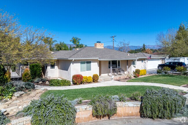 Oak View Homes vary from large luxury estates to ranch style homes.