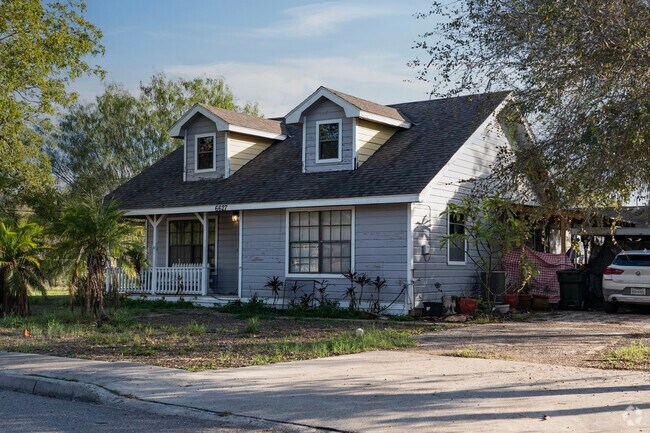 A bungalow style home located in the south side of Granjero.