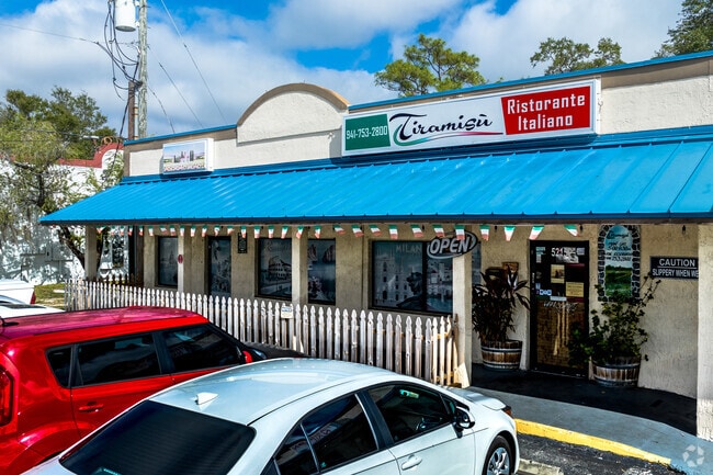 Tiramisu Ristorante Italiano is a highly rated eatery in Oneco and serves homemade calzones.