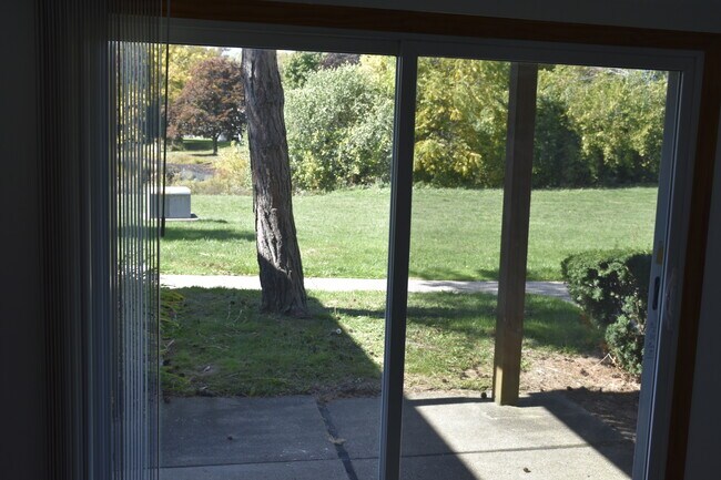 806 Bloomfield Village Blvd unit J, Auburn Hills, MI 48326 - photo 4