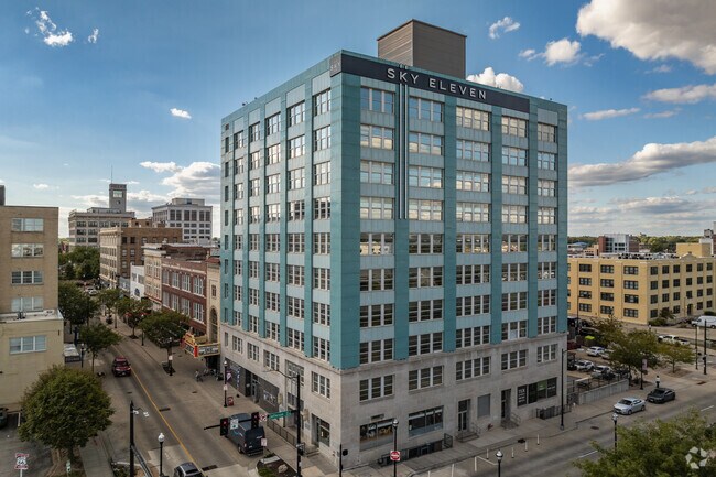 The Springfield skyline is distinguished by the building of Downtown.