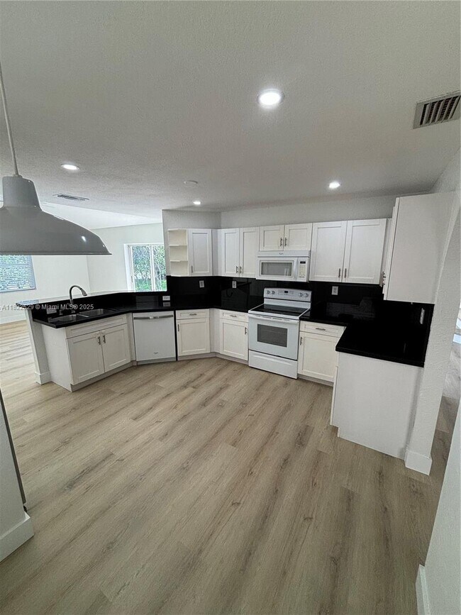 15857 SW 16th St, Pembroke Pines, FL 33027 - photo 7