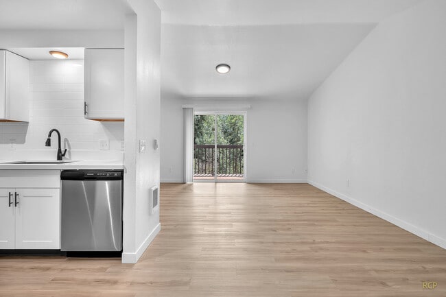 Bluebird Cozine Creek Apartments, McMinnville, OR 97128 - photo 4