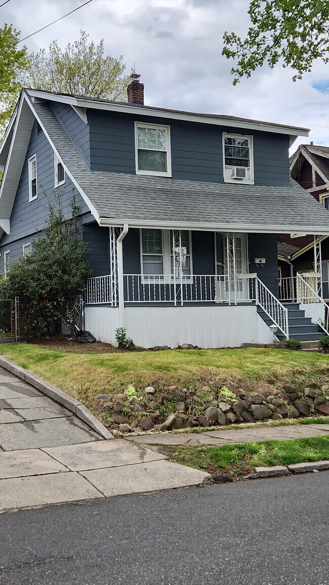 185 Elmwood Ave, Bogota, NJ 07603