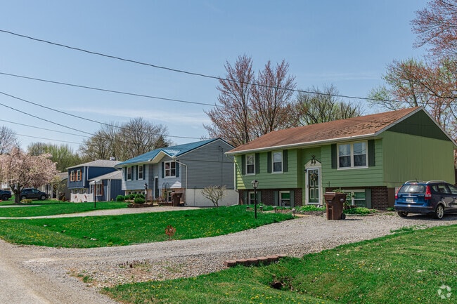 Colonial and split homes are common in Reynolds Heights.