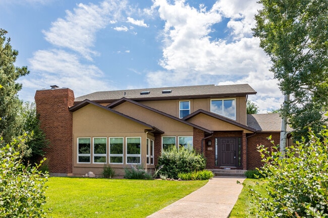 Houses in Broadmoor Bluff have large, grassy yards.