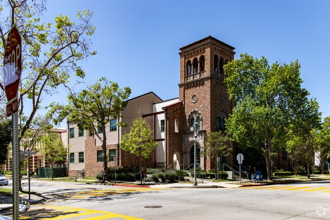 Beverly Vista Elementary School’s minority student enrollment is 32%.